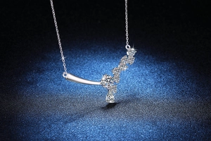 Dettaglio macro della collana in argento S925 con ciondolo moissanite a goccia
