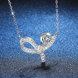 Collier nœud en argent S925 avec moissanite taille poire sur fond bleu scintillant