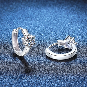 Orecchini a cerchio classici in argento S925 con moissanite a 6 griffe rotonde