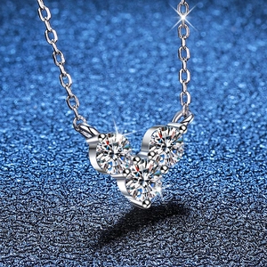 Élégant collier en argent sterling S925 avec trois pendentifs étincelants en moissanite