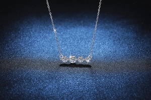 Détail macro du collier en argent 925 avec quatre pierres moissanite taille brillant rond