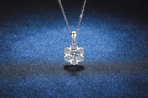Détail macro du collier pendentif flocon de neige avec pierres de moissanite 1ct