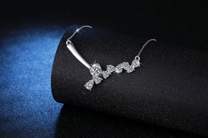 Dettaglio macro di una collana in argento S925 con pendente in moissanite asimmetrico
