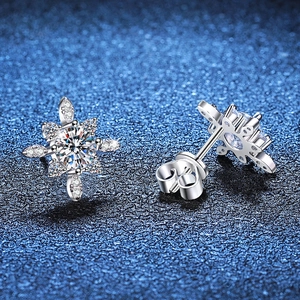 Orecchini a perno a fiocco di neve in argento S925 con pietre di moissanite colore D