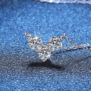 Pendentif cœur en argent S925 avec trois pierres de moissanite au fini brillant éclatant
