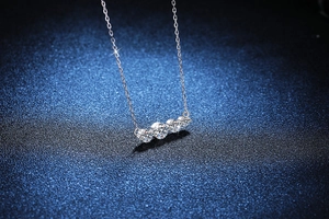 Gros plan du collier en argent 925 avec quatre pierres moissanite éclatantes en dégradé