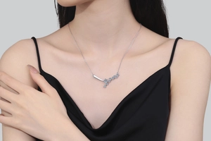 Dettaglio della collana in argento S925 con pendente in moissanite sul collo della modella