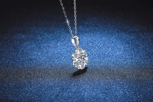 Détail macro du collier flocon de neige en argent S925 avec une pierre de moissanite pure