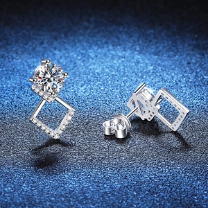 Orecchini geometrici in argento con pietre di moissanite da 1 carato colore D su sfondo blu