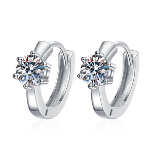 Orecchini a cerchio in argento S925 con moissanite rotonda a 6 griffe classiche