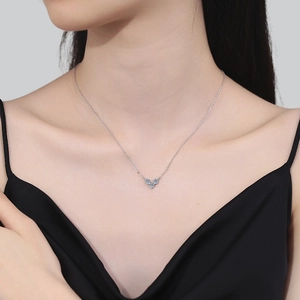 Élégant collier cœur en argent sterling S925 avec pendentif en grappe de moissanite brillant