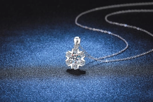Vue macro d'un collier flocon de neige en argent S925 avec un brillant pendentif moissanite