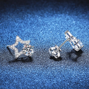 Elegant star-shaped S925 sterling silver stud earrings featuring 1 carat moissanite