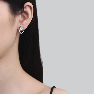 Orecchini a perno con Moissanite da 1 carato e pendente geometrico quadrato in argento