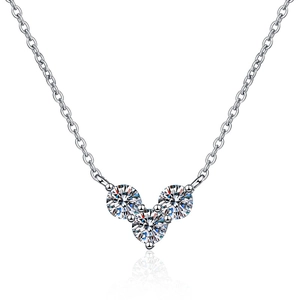 Collier élégant en argent S925 avec pendentif cœur en moissanite à trois pierres étincelantes