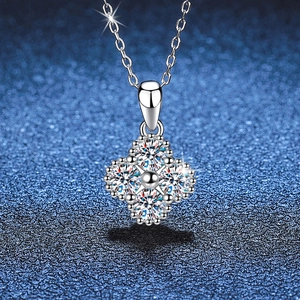 Elegant S925 sterling silver four-leaf clover moissanite pendant necklace for women