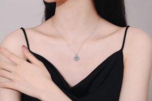 Détail du collier flocon de neige avec moissanite bleue sur chaîne en argent S925 sur mannequin