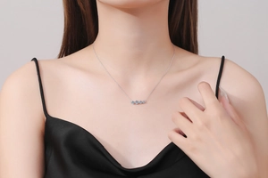 Détail du collier en argent S925 avec pierres de moissanite scintillantes sur un mannequin
