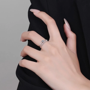 Elegante anello a doppio strato in argento sterling S925 con diamanti moissanite lucidi