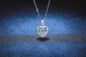 Gros plan du pendentif cœur en argent S925 avec une moissanite ronde de 1 carat