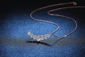 Detail der Roségold-Halskette mit sieben runden Moissanit-Steinen im Brillantschliff