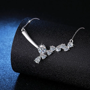 Collana in argento S925 con pendente asimmetrico in moissanite su supporto di lusso