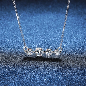 Collier en Argent Sterling 925 Moissanite pour Femmes Pendentif Linéaire Quatre Pierres Bijoux Simples pour Cadeau de Mariage
