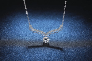 Macro d'un pendentif en argent S925 avec moissanite de 1 carat sur fond bleu étoilé scintillant