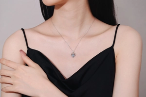 Détail du collier cœur en argent S925 avec moissanite de 1ct porté par un mannequin