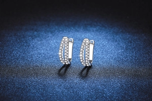 Détail de boucles d'oreilles en argent S925 en forme de U avec pavé de moissanite