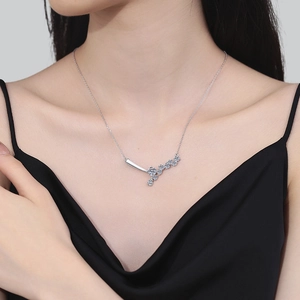 Elegante collana in argento sterling S925 con ciondolo in moissanite su una modella