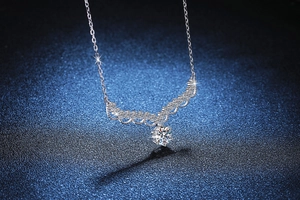 Détail macro d'un pendentif en V en argent sterling avec une pierre moissanite ronde étincelante