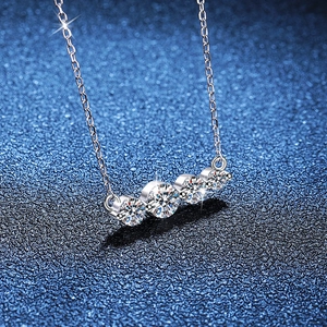 Collier en argent 925 avec quatre pierres moissanites brillantes sur fond bleu