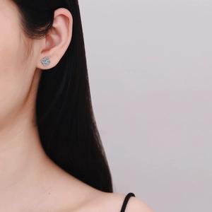 Elegant S925 sterling silver four-leaf clover stud earrings with pavé moissanite crystals