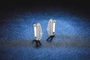 Gros plan de boucles d'oreilles créoles en argent 925 avec double rangée de moissanite