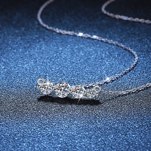Collier élégant en argent 925 avec quatre pierres de moissanite sur un fond bleu profond