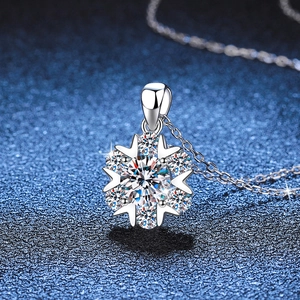 Élégant collier flocon de neige en argent s925 avec pendentif moissanite 1 carat D