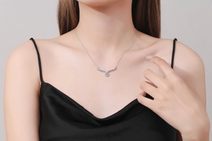 Détail du collier en argent S925 avec pendentif aile en moissanite sur modèle