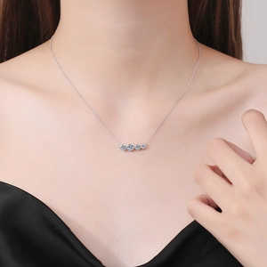 Collier en argent 925 avec pendentif quatre pierres sur mannequin en col en V