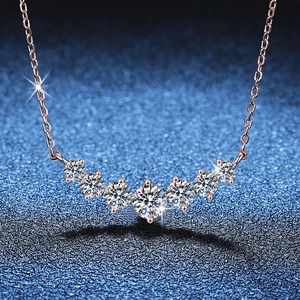 Halskette aus Roségold s925 Silber mit sieben abgestuften Moissanit Steinen in Smile Form