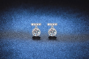 Dettaglio macro di orecchini pendenti in argento S925 con pietre di moissanite da 1ct