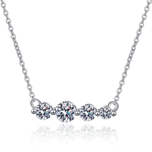 Collier en argent 925 avec pendentif en moissanite 1.2ct et quatre diamants dégradés