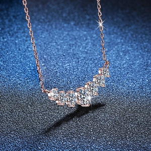 Roségoldene S925 Sterling Silber Halskette mit sieben abgestuften Moissanit-Steinen