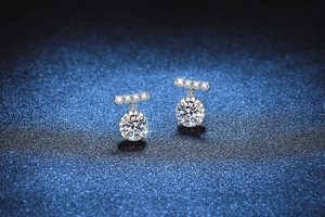 Macro delle orecchiette a nappa in argento S925 con pietre di moissanite rotonde