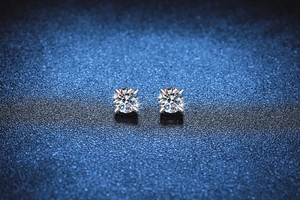 Vue macro de boucles d'oreilles moissanite à quatre griffes en argent sterling S925