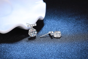 Vista macro di orecchini in argento S925 con moissanite e riflessi di diamante brillanti