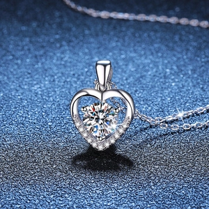 Collier en argent S925 avec pendentif cœur, moissanite 1 carat et détails pavés