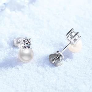 Détail macro de boucles d'oreilles en argent s925 avec perle d'eau douce et Moissanite