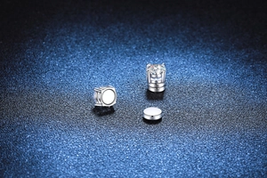 Détail de boucles d'oreilles magnétiques en moissanite montrant le support aimanté poli