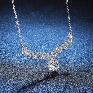 Collier en argent S925 avec pendentif aile de vague et moissanite de 1 carat sur fond étoile